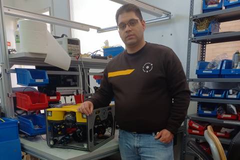 Joaquín Carrasco con uno de los robots submarinos que fabrican en Nido Robotics.
